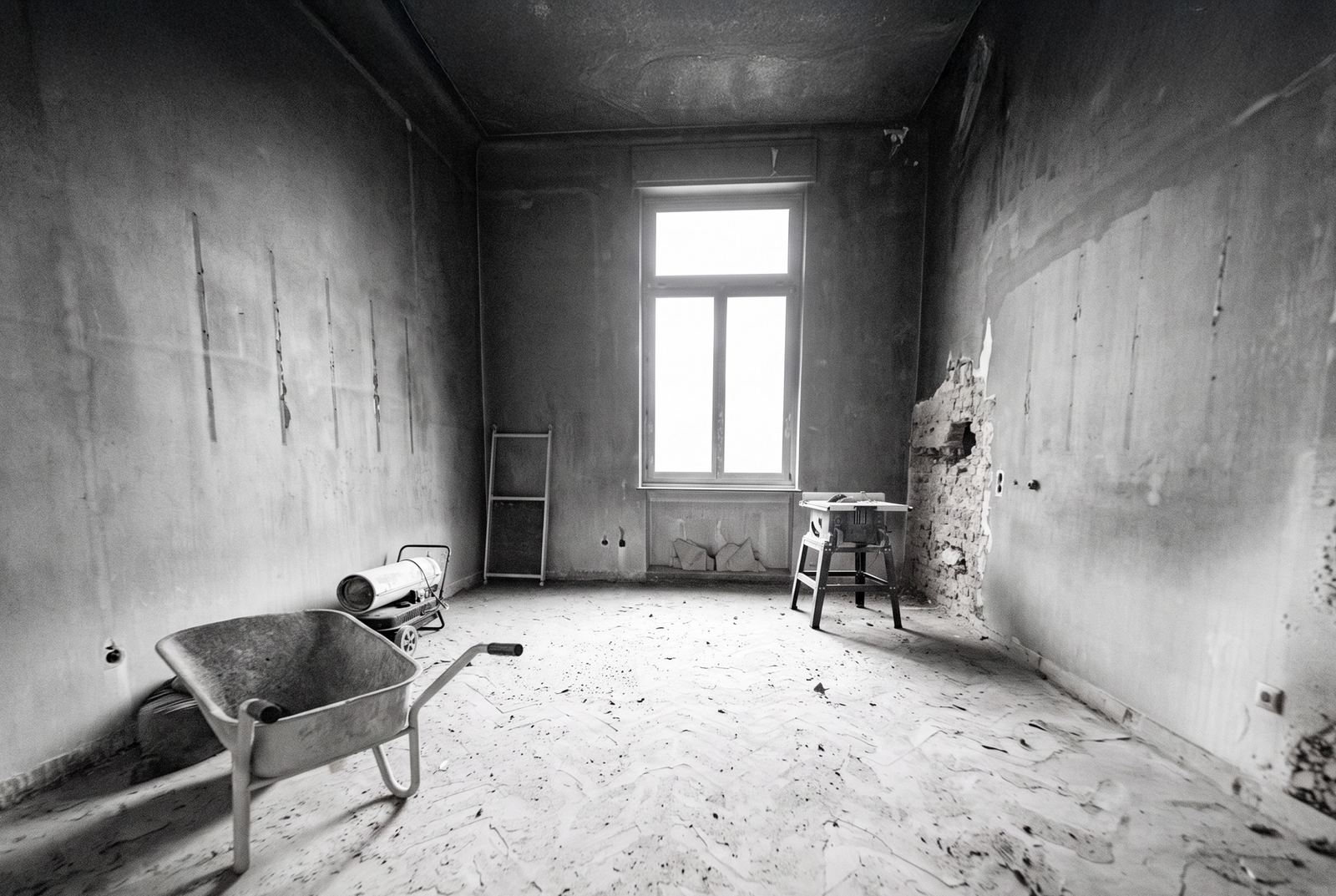 Ein Raum in der Villa im Bauzustand mit abgeplatztem Putz und Baugeräten