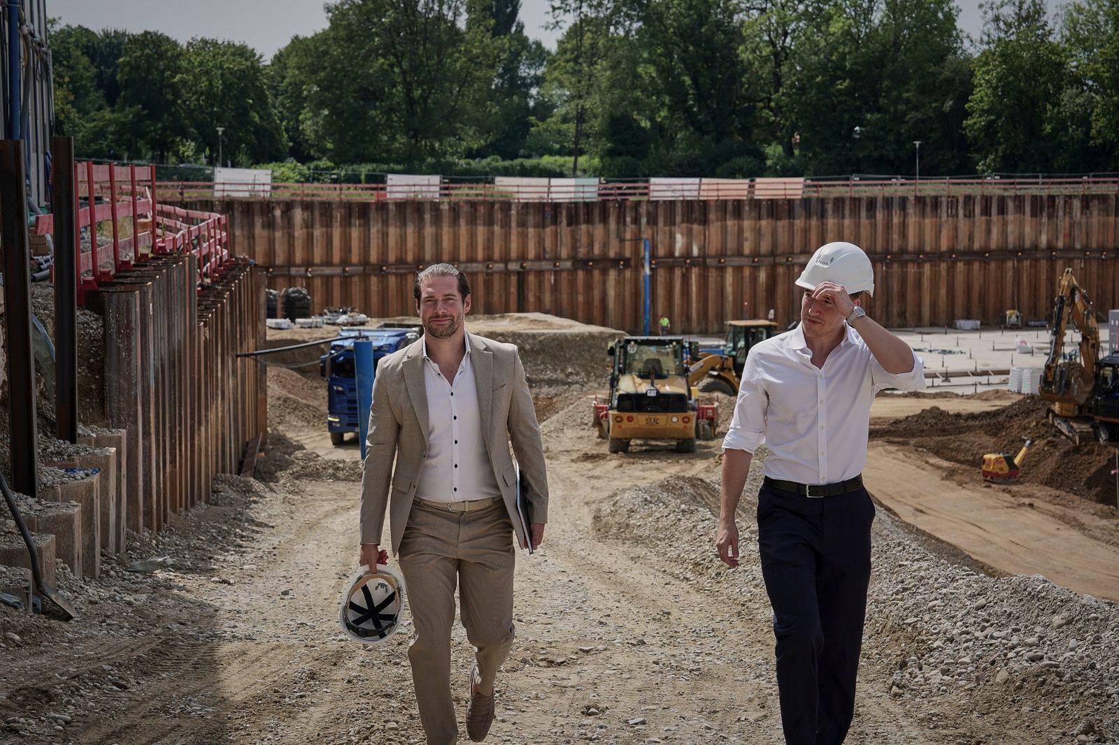 Das Team der Deutschen Wohnbau Invest bei einer Baustellenbegehung